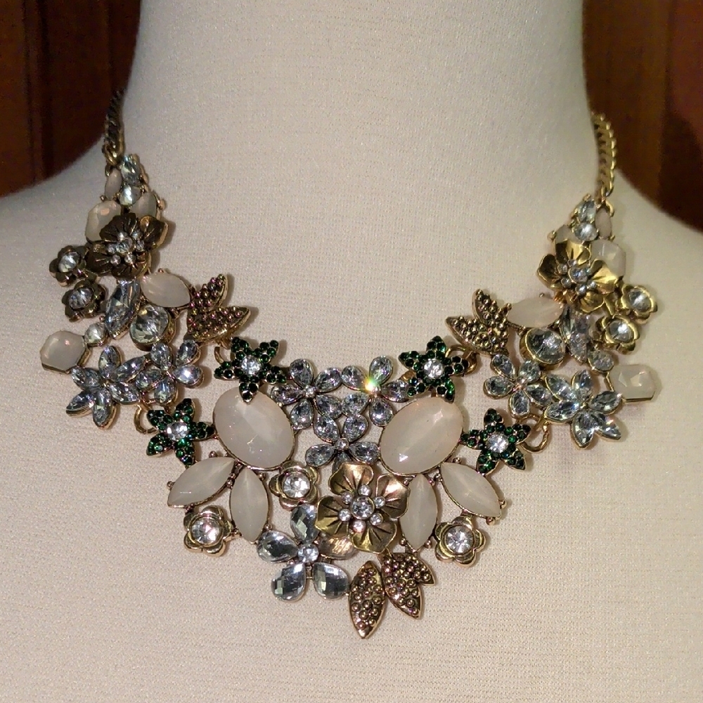 Stunning Gold and Silver Floral Necklace - Picture 4 of 9